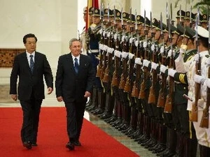 Chủ tịch Trung Quốc Hồ Cẩm Đào (trái) và Chủ tịch Cuba Raul Castro tại Bắc Kinh hồi tháng 7. (Nguồn: AFP/TTXVN)