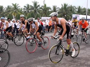 Các vận động viên tranh tài đạp xe đạp ở cự ly tiêu chuẩn. (Ảnh: Lê Lâm/Vietnam+) 