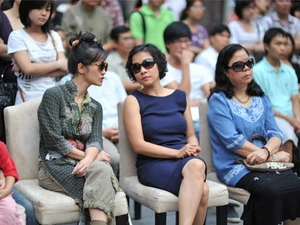Hai ca sỹ Hồng Nhung và Mỹ Linh tham dự một buổi hòa nhạc đường phố tháng 11/2011. (Ảnh: news.zing.vn).