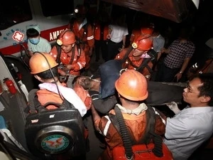 Nhân viên cứu hộ chuyển thợ mỏ bị thương trong một vụ nổ tại mỏ than ở Trung Quốc. (Nguồn: THX/TTXVN)