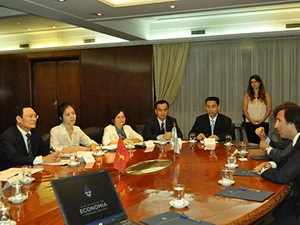 Bộ trưởng kinh tế và tài chính công Argentina tiếp đoàn đại biểu Bộ Tài chính Việt Nam. (Ảnh: Việt Hùng/Vietnam+)
