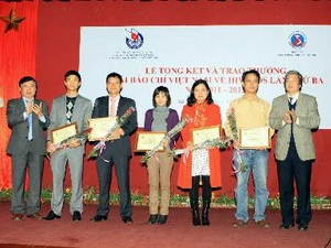 Ban tổ chức trao giải nhất cho các tác giả. ( Ảnh: Nguyễn Thủy/TTXVN)
