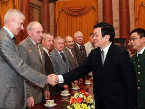 Chủ tịch nước Trương Tấn Sang tiếp đoàn cựu chiến binh Xôviết. (Ảnh: Nguyễn Khang/TTXVN)
