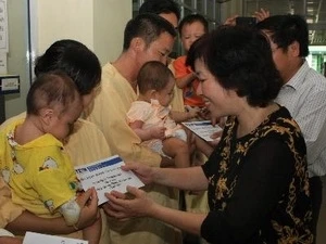 Công đoàn TTXVN thăm hỏi, trao quà Trung thu cho các cháu bệnh nhi ở Viện Bỏng Quốc gia. (Ảnh: Nguyễn Thủy/TTXVN).