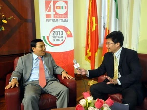 Đại sứ Nguyễn Hoàng Long trả lời phỏng vấn phóng viên TTXVN tại Rome. (Ảnh: Minh Đức/Vietnam+)
