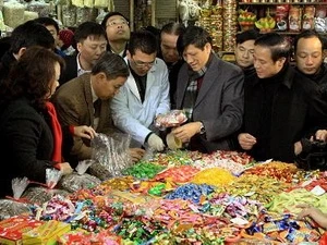 Bộ trưởng Bộ Y tế và Bộ trưởng Bộ Nông nghiệp và Phát triển nông thôn cùng đoàn kiểm tra an toàn thực phẩm tại chợ Đồng Xuân. (Ảnh: Dương Ngọc/TTXVN)