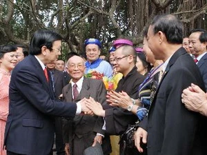 Chủ tịch nước Trương Tấn Sang với các Kiều bào. (Ảnh: Nguyễn Khang/TTXVN)