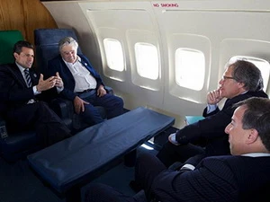 Tổng thống Mujica trao đổi với người đồng cấp Mexico, Peña Nieto, trên chuyên cơ “đi nhờ”. (Nguồn: Phủ tổng thống Mexico)