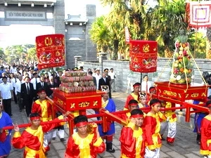 Lễ dâng cúng bánh tét Tết Nguyên đán Canh Dần 2010 tại Khu tưởng niệm các Vua Hùng, TP.HCM. (Ảnh: Hoàng Hải/TTXVN) 