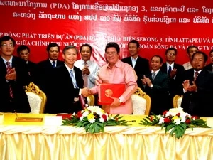 Lễ ký kết một dự án đầu tư thủy điện của doanh nghiệp Việt Nam tại Lào. Ảnh minh họa. (Nguồn: Vietnam+)