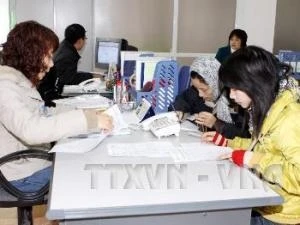 Người lao động đăng ký để được hưởng bảo hiểm thất nghiệp tại Trung tâm giới thiệu việc làm Hà Nội. (Ảnh : Hữu Việt/TTXVN)