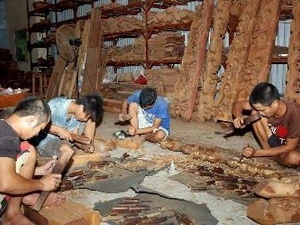 Sản xuất đồ gỗ mỹ nghệ cao cấp ở xã Vạn Điểm, Thường Tín, Hà Nội. (Ảnh: Đình Huệ/TTXVN)
