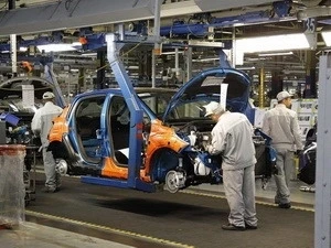 Công nhân làm việc trong nhà máy của PSA Peugeot Citroen, Pháp. (Nguồn: Reuters)