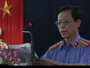 Ông Nguyễn Hữu Cảm, đại diện cho Viện Kiểm sát tỉnh Quảng Bình xin lỗi người dân bị oan. (Ảnh: Mạnh Thành/Vietnam+)
