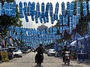 Các biểu ngữ mang biểu tượng của Liên minh cầm quyền Mặt trận Dân tộc cổ vũ cho cuộc bầu cử trên đường phố ở thủ đô Kuala Lumpur ngày 3/5. (Nguồn: AFP/TTXVN)