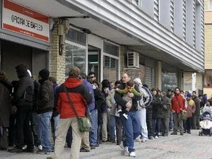 Người dân xếp hàng chờ tìm việc làm tại Tây Ban Nha. Ảnh minh họa. (Nguồn: AFP/TTXVN)