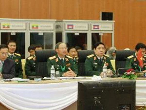 Bộ trưởng Quốc phòng Việt Nam Phùng Quang Thanh (thứ hai, phải) và các đại biểu khác tại hội nghị. (Nguồn: Kyodo/TTXVN)