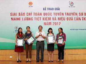 Các cá nhân đoạt giải A. (Ảnh: Trần Việt/TTXVN) 