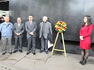 Đại sứ Vũ Quang Minh (thứ ba từ trái sang) phát biểu tại lễ kỷ niệm. (Ảnh: Lê Phương/Vietnam+)