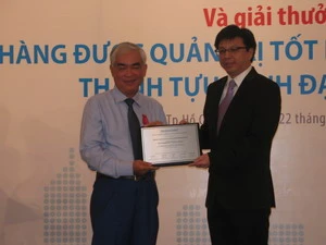 Ông Foo Boon Ping, Tổng biên tập Asian Banker trao tặng giải thưởng cho đại diện Eximbank. (Ảnh: Hà Huy Hiệp/Vietnam+)