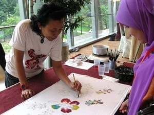 Tham gia du lịch homestay ở Malaysia du khách sẽ được dạy làm đồ thủ công mỹ nghệ. Ảnh minh họa. (Ảnh: Xuân Triển/Vietnam+)