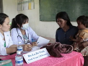 Các bác sỹ bệnh viện Đại học Y dược Hoàng Anh Gia Lan khám chữa bệnh cho người dân huyện Koun Mom, Ratanakiri ngày 1/6. (Ảnh: Xuân Khu/Vietnam+)