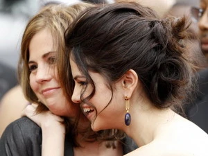 Ca sĩ Selena Gomez (phải) và mẹ. (Nguồn: ibtimes.co.uk)