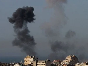 Khói bốc lên sau các vụ không kích của Israel ở dải Gaza. Ảnh minh họa. (Nguồn: AP) 