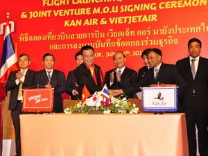 Nghi thức ký kết lập liên doanh Thai VietJetAir. (Ảnh: Hoàng Tuấn/Vietnam+)