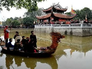 Hát Quan họ trên thuyền tại thủy đình trung tâm đồi Lim. (Nguồn: TTXVN)