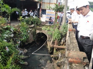 Chủ nhiệm Ủy ban Khoa học Công nghệ và Môi trường của Quốc hội giám sát hệ thống xử lý nước thải tại khu công nghiệp Biên Hòa 1. (Ảnh: Sỹ Tuyên/Vietnam+) 