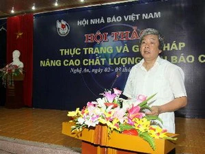 Ông Hà Minh Huệ, Phó Chủ tịch Thường trực Hội Nhà báo Việt Nam phát biểu tại hội thảo. (Ảnh: Thanh Tùng/TTXVN)