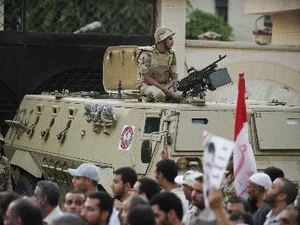 Xe quân sự triển khai ở thủ đô Cairo ngày 11/8, sẵn sàng đối phó đối với những người biểu tình. (Nguồn: AFP/TTXVN)