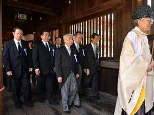 Các quan chức Nhật đến viếng đền Yasukuni. (Nguồn: AFP/TTXVN)