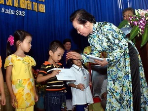 Phó Chủ tịch nước Nguyễn Thị Doan tặng học bổng cho học sinh nghèo hiểu học ở Hải Dương. (Ảnh: Mạnh Tú/Vietnam+)
