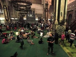 Những người ủng hộ Anh em Hồi giáo bên trong nhà thờ al-Fath. Ảnh minh họa. (Nguồn: news.sky.com)
