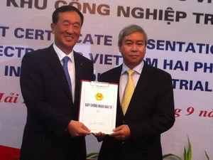 Chủ tịch UBND thành phố Hải Phòng Dương Anh Điền trao giấy chứng nhận đầu tư cho tập đoàn LGE. (Ảnh: Minh Thu/Vietnam+)