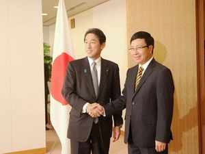 Ngoại trưởng Nhật Bản Fumio Kishida và Bộ trưởng Phạm Bình Minh. (Ảnh: Hữu Thắng/Vietnam+)
