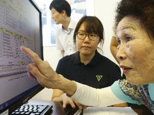 Một cụ bà Hàn Quốc kiểm tra tên mình trong danh sách xin tham gia đoàn tụ các gia đình bị ly tán tại trụ sở Hội Chữ thập Đỏ ở Seoul ngày 20/8.(Nguồn: Yonhap/TTXVN)