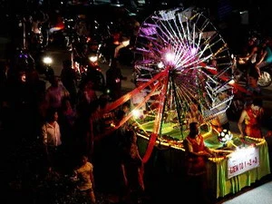 Mô hình chiếc Cọn nước tham gia lễ hội đường phố ở Hà Giang. (Ảnh: Minh Tâm/TTXVN)