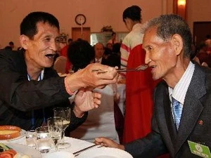 Hai anh em một gia đình Triều Tiên bị ly tán hạnh phúc gặp lại nhau trong cuộc đoàn tụ tại Khu nghỉ mát Núi Kumgang tháng 10/2010. (Nguồn: AFP/TTXVN)