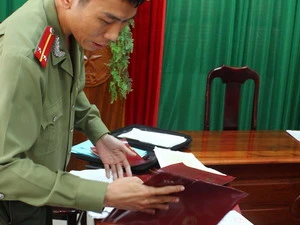 Lực lượng an ninh đang kiểm tra tang vật vụ án. (Ảnh: Nguyễn Sơn/Vietnam+) 