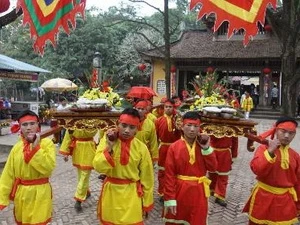Đoàn rước lễ vật từ chùa Côn Sơn sang đền thờ Nguyễn Trãi. (Ảnh: Thanh Tùng/TTXVN)