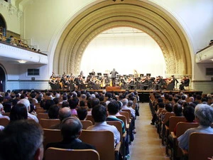 Khung cảnh buổi hoà nhạc của Dàn nhạc giao hưởng Việt Nam tại nhà hát Kanematsu, Đại học Hitotsubashi. (Ảnh: Hữu Thắng/Vietnam+) 