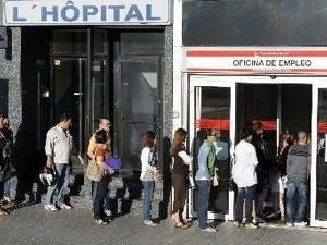Người dân xếp hàng chờ xin việc tại văn phòng việc làm của nhà nước ở thủ đô Madrid. (Nguồn: AFP/TTXVN)