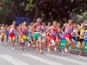 Các vận động viên tranh tài tại giải chạy báo Hà Nội Mới lần thứ 39. (Ảnh: Quốc Khánh/TTXVN)