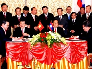Toàn cảnh lễ ký thỏa thuận khai thác và chế biến muối mỏ tại Lào. (Ảnh: Hoàng Chương/Vietnam+)