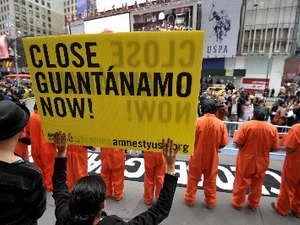 Các nhà hoạt động xã hội Mỹ biểu tình yêu cầu đóng cửa nhà tù Guantanamo. (Nguồn: AFP/TTXVN)
