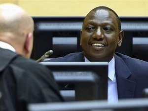 Phó Tổng thống Kenya William Ruto trò chuyện với luật sư. (Nguồn: Getty)
