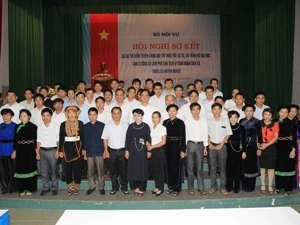 Các trí thức trẻ - phó chủ tịch xã chụp ảnh cùng Thủ tướng Nguyễn Tấn Dũng. (Ảnh: Đức Tám/TTXVN).